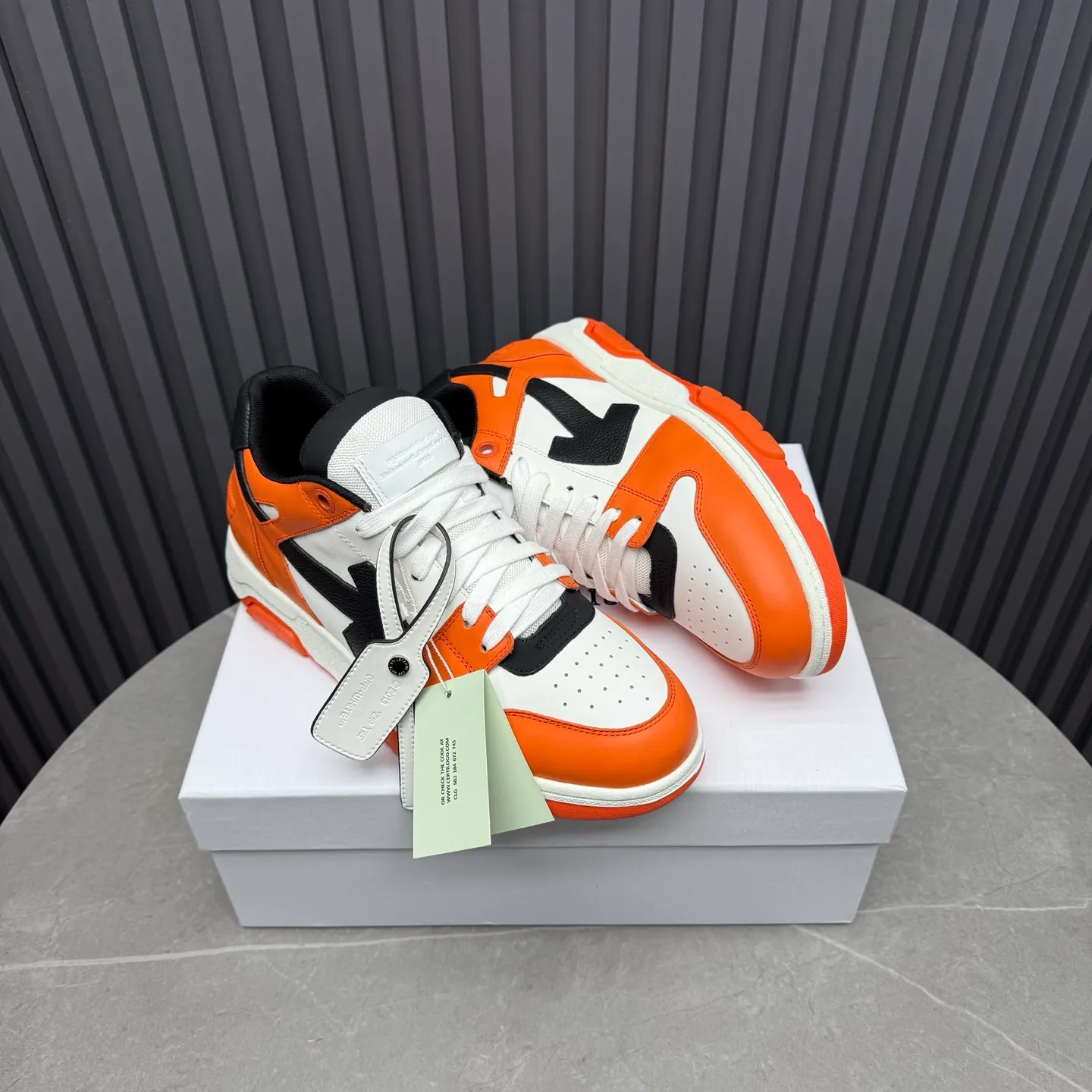 【off- white】P: 620💰Couple model👫, Size: 35-44 (Customized for men 38.45.46) High-quality version👊 "Out of office" series original molding, original lasting, production process 1:1 Original ➰OFF GRAY WHITE OW ➰ First-layer cowhide Imported skin-friendly and environmentally friendly polyester mesh Original molding high elastic and environmentally friendly molding pad Made with the original lasting process. The original molded rubber outsole (never yellows and deforms) has a super correct shape, bright color and strong three-dimensional effect👍. Packaging💯Full set of packaging synchronized with the official website (branded paper, certificate of quality, branded cloth bag)